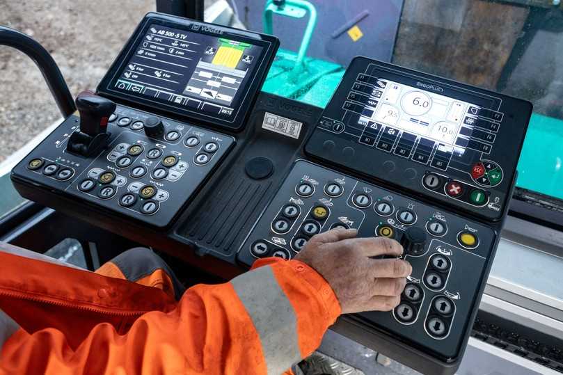 Weiterentwickeltes Bedienkonzept ErgoPlus 5: Die Fahrer-Bedienkonsole des Super 1800-5(i) bietet eine verbesserte Übersicht, mehr Komfort, Ergonomie und alle Voraussetzungen für den vernetzten Straßenbau. | Foto: Joseph Vögele AG Weiterentwickeltes Bedienkonzept ErgoPlus 5: Die Fahrer-Bedienkonsole des Super 1800-5(i) bietet eine verbesserte Übersicht, mehr Komfort, Ergonomie und alle Voraussetzungen für den vernetzten Straßenbau. | Foto: Joseph Vögele AG