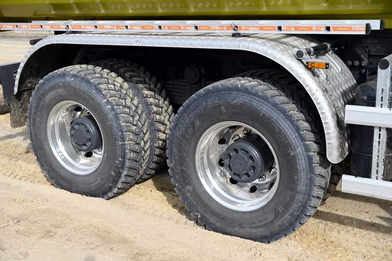 Die AP-Tandemachsen am XFC-Dreiachskipper vertragen bis zu 21 Tonnen. | Foto: QUATEX Die AP-Tandemachsen am XFC-Dreiachskipper vertragen bis zu 21 Tonnen. | Foto: QUATEX