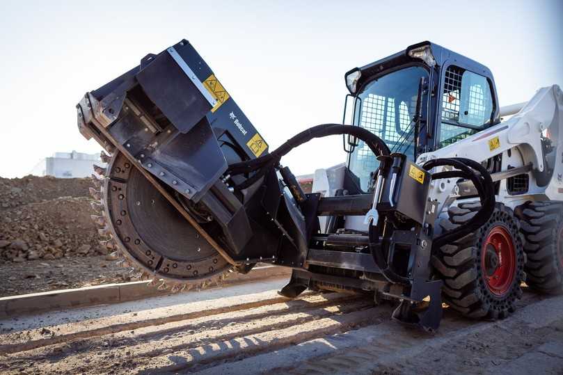 Mit der selbstnivellierenden Kaltfräse oder der Radsäge können Anwender Asphaltflächen schneiden und anschließend mit demselben Trägerfahrzeug kehren, Asphalt verteilen und die neue Schicht verdichten. | Foto: Bobcat Mit der selbstnivellierenden Kaltfräse oder der Radsäge können Anwender Asphaltflächen schneiden und anschließend mit demselben Trägerfahrzeug kehren, Asphalt verteilen und die neue Schicht verdichten. | Foto: Bobcat