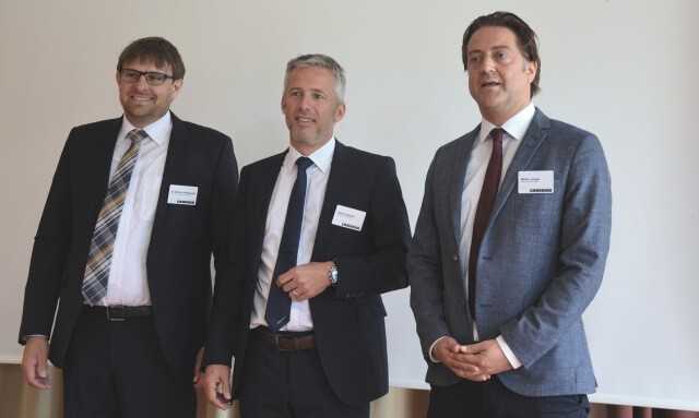 Stellten die Entwicklung von Liebherr im Jahr 2017 und die neuen Maschinen vor: (v.l.) Dr. Burkhard Richthammer, Geschäftsführer Entwicklung und Konstruktion bei Liebherr Mining Equipment Colmar, Vorstandsmitglied Stefan Heissler und Martin Längle, Geschäftsführer Vertrieb bei der Liebherr-Werk Telfs GmbH. | Foto: B_I/Grimm Stellten die Entwicklung von Liebherr im Jahr 2017 und die neuen Maschinen vor: (v.l.) Dr. Burkhard Richthammer, Geschäftsführer Entwicklung und Konstruktion bei Liebherr Mining Equipment Colmar, Vorstandsmitglied Stefan Heissler und Martin Längle, Geschäftsführer Vertrieb bei der Liebherr-Werk Telfs GmbH. | Foto: B_I/Grimm
