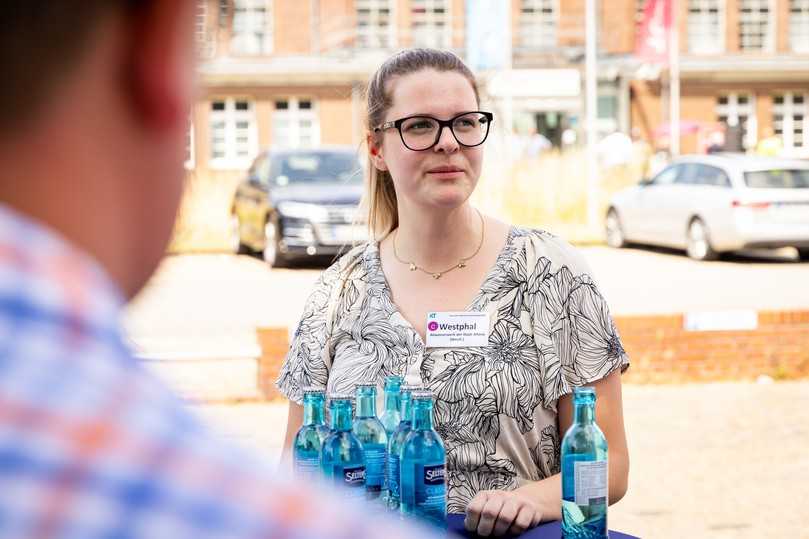 Chantal Westphal (Stadt Altena): „Für mich ist es auch für meine Tätigkeit in der Verwaltung wichtig, über die Informationen und gezielte Fortbildungsveranstaltungen Hintergrund- und Praxiswissen zu erlangen.“ Wichtig für sie: über den Austausch mit anderen erfahren, wie man anderenorts mit aktuellen Fragestellungen umgeht. | Foto: IKT Chantal Westphal (Stadt Altena): „Für mich ist es auch für meine Tätigkeit in der Verwaltung wichtig, über die Informationen und gezielte Fortbildungsveranstaltungen Hintergrund- und Praxiswissen zu erlangen.“ Wichtig für sie: über den Austausch mit anderen erfahren, wie man anderenorts mit aktuellen Fragestellungen umgeht. | Foto: IKT