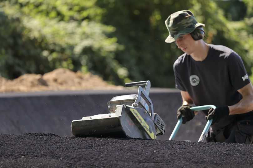 Die Platte wurde in eine konvexe Form geschliffen. Damit lassen sich die Kurven perfekt modellieren | Foto: Ammann Die Platte wurde in eine konvexe Form geschliffen. Damit lassen sich die Kurven perfekt modellieren | Foto: Ammann
