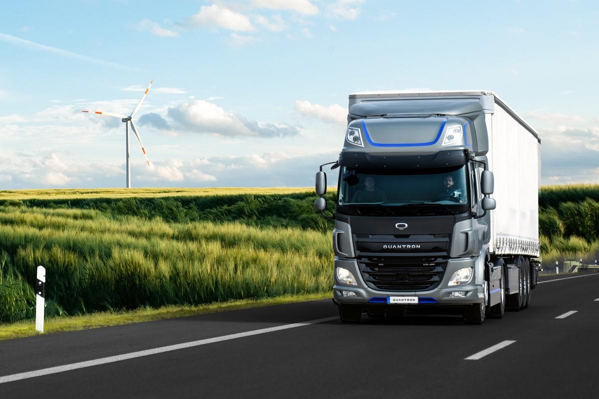 Den Dieselmotor in der Sattelzugmaschine ersetzt Quantron durch einen E-Antrieb mit 350 kW Leistung und 3.500 Nm maximales Drehmoment. | Foto: Quantron AG