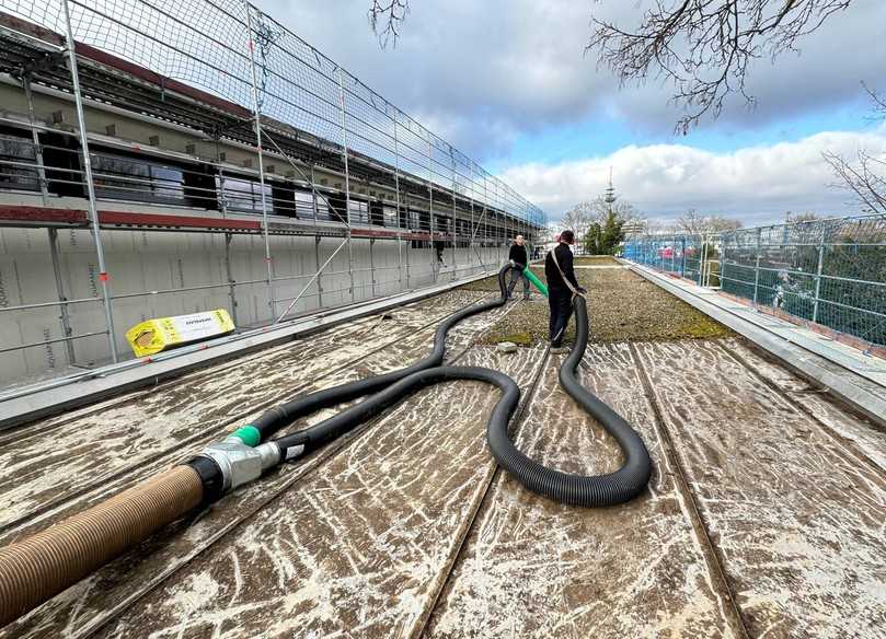 Ein Y-Schlauchverbinder macht es möglich, dass zwei Mitarbeiter von Gaudier zeitgleich Kies aufsaugen können. | Foto: MTS Mobile Tiefbau Saugsysteme GmbH Ein Y-Schlauchverbinder macht es möglich, dass zwei Mitarbeiter von Gaudier zeitgleich Kies aufsaugen können. | Foto: MTS Mobile Tiefbau Saugsysteme GmbH