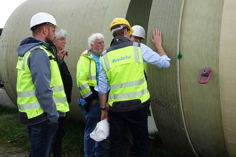 Beim Besuch der Baustelle hatten die Teilnehmer des Baustellentages die Möglichkeit, die GFK-Rohre von Amiblu genau zu betrachten und in einen regen Austausch mit den Amiblu-Mitarbeitern zu treten. | Foto: Amiblu Germany Beim Besuch der Baustelle hatten die Teilnehmer des Baustellentages die Möglichkeit, die GFK-Rohre von Amiblu genau zu betrachten und in einen regen Austausch mit den Amiblu-Mitarbeitern zu treten. | Foto: Amiblu Germany