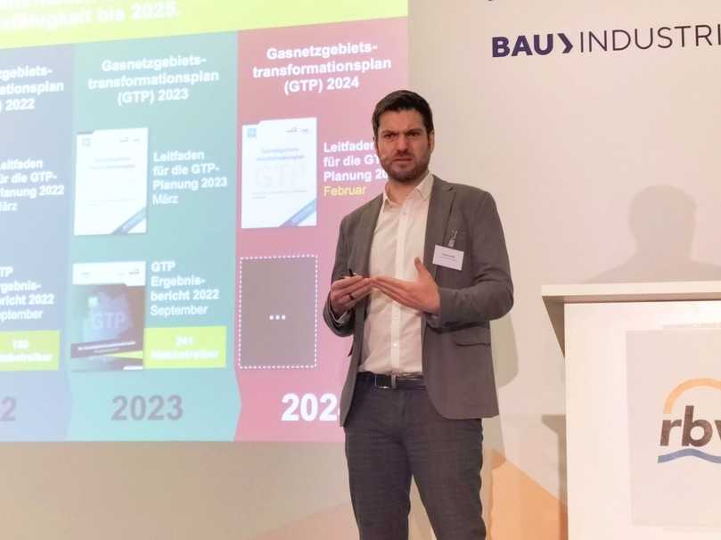 „Die Transformation der Verteilnetze ist ein Schlüssel für den Erfolg der Energiewende“, lautete die These von Florian Feller, H2vorOrt. | Foto: B_I/Valdix „Die Transformation der Verteilnetze ist ein Schlüssel für den Erfolg der Energiewende“, lautete die These von Florian Feller, H2vorOrt. | Foto: B_I/Valdix