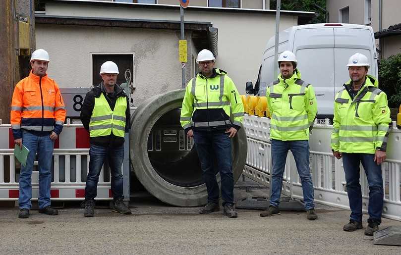 Mit dem Ablauf der Sanierungsarbeiten sehr zufrieden zeigen sich (v.l.n.r.) Alexander Schlein und Marc Topiarz, beide Gemeindewerke Eitorf, Torsten Friedrich, Heinrich Weber Straßen- und Tiefbau GmbH & Co. KG sowie Sebastian Irle und Arnulf Wagener, beide Ingenieurbüro Osterhammel. | Foto: Gebr. Fasel Betonwerk GmbH Mit dem Ablauf der Sanierungsarbeiten sehr zufrieden zeigen sich (v.l.n.r.) Alexander Schlein und Marc Topiarz, beide Gemeindewerke Eitorf, Torsten Friedrich, Heinrich Weber Straßen- und Tiefbau GmbH & Co. KG sowie Sebastian Irle und Arnulf Wagener, beide Ingenieurbüro Osterhammel. | Foto: Gebr. Fasel Betonwerk GmbH