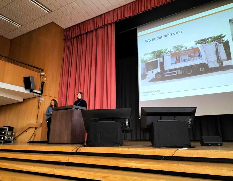 Dana Böhnisch und Nadine Kaiser stellten die Recruiting-Maßnahmen der Göttinger Entsorgungsbetriebe vor. | Foto: B_I/Stärck Dana Böhnisch und Nadine Kaiser stellten die Recruiting-Maßnahmen der Göttinger Entsorgungsbetriebe vor. | Foto: B_I/Stärck
