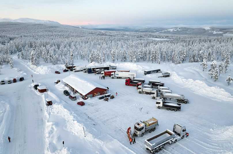 Insgesamt 25 Scania-Modelle treten in Norwegen zum Winter Drive auf dem Flugplatz von Trysil an. | Foto: Scania CV AB Insgesamt 25 Scania-Modelle treten in Norwegen zum Winter Drive auf dem Flugplatz von Trysil an. | Foto: Scania CV AB
