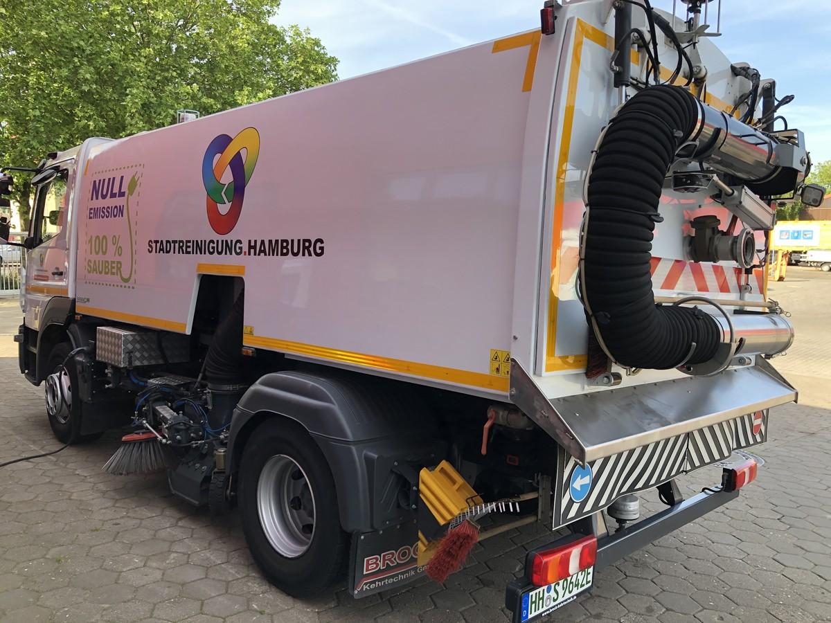Vollelektrische Großkehrmaschine der Stadtreinigung Hamburg auf dem Energieberg Georgswerder 2020. | Foto: Fishing4 Vollelektrische Großkehrmaschine der Stadtreinigung Hamburg auf dem Energieberg Georgswerder 2020. | Foto: Fishing4