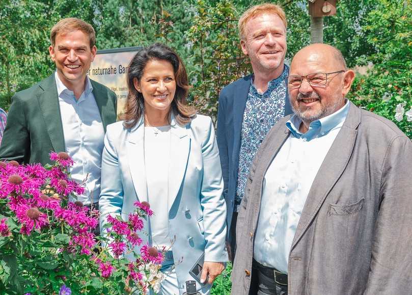Besuch in den Themengärten: Gerhard Zäh, Vorsitzender der Bayerischen Landesgartenschau GmbH (rechts), begrüßt Bayerns Staatsministerin Michaela Kaniber, gemeinsam mit Kirchheims Bürgermeister Stephan Keck sowie Maximilian Böltl (links), Landtagsabgeordneter und Kirchheims Altbürgermeister, in der Blütenpracht der landschaftsgärtnerischen Ausstellungsbeiträge auf der Landesgartenschau in Kirchheim. | Foto: Landesgartenschau Besuch in den Themengärten: Gerhard Zäh, Vorsitzender der Bayerischen Landesgartenschau GmbH (rechts), begrüßt Bayerns Staatsministerin Michaela Kaniber, gemeinsam mit Kirchheims Bürgermeister Stephan Keck sowie Maximilian Böltl (links), Landtagsabgeordneter und Kirchheims Altbürgermeister, in der Blütenpracht der landschaftsgärtnerischen Ausstellungsbeiträge auf der Landesgartenschau in Kirchheim. | Foto: Landesgartenschau