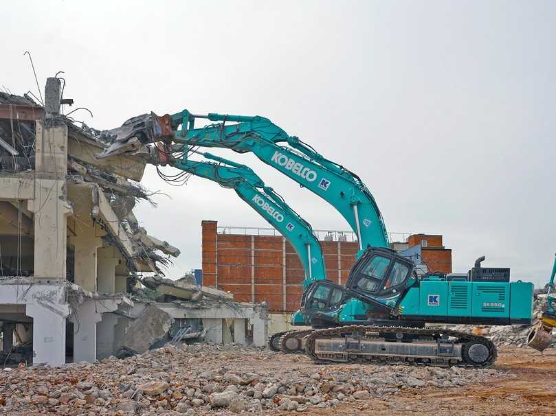Konzertierte Aktion: Die beiden Kobelco SK850LC der Karl-Bau beim Doppelangriff in bis zu 15 Metern Bauwerkshöhe. | Foto: Kobelco Konzertierte Aktion: Die beiden Kobelco SK850LC der Karl-Bau beim Doppelangriff in bis zu 15 Metern Bauwerkshöhe. | Foto: Kobelco