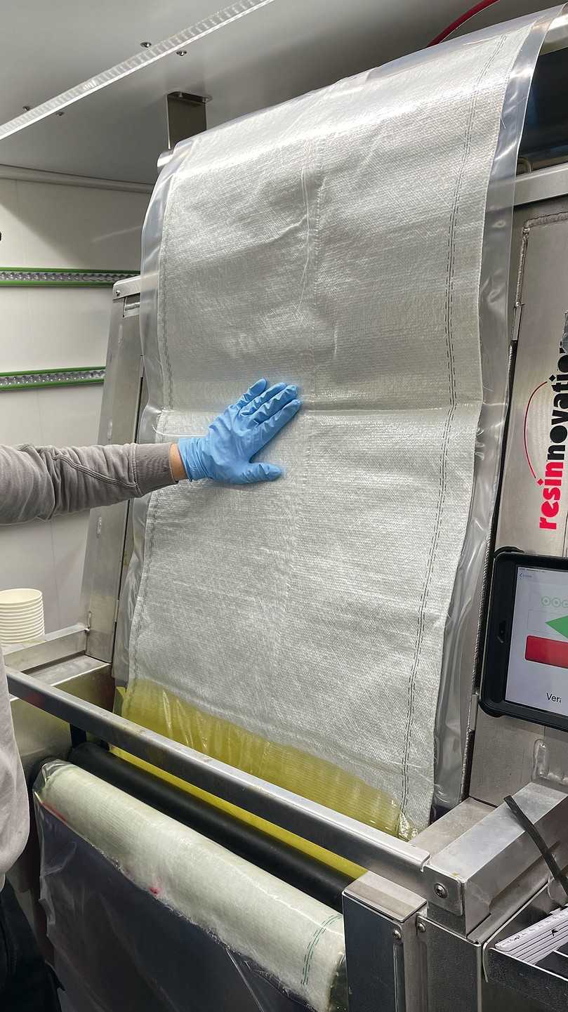 Luftfrei getränkt und exakt kalibriert: Der Vakuum-Imprägnierer gewährleistet sicheres, sauberes und reproduzierbar hochwertiges Arbeiten. | Foto: Resinnovation Luftfrei getränkt und exakt kalibriert: Der Vakuum-Imprägnierer gewährleistet sicheres, sauberes und reproduzierbar hochwertiges Arbeiten. | Foto: Resinnovation