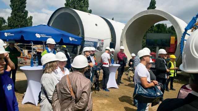 Der Bau des größten Stauraumkanals von Berlin stieß auf reges öffentliches Interesse. | Fotos: Berding Beton Der Bau des größten Stauraumkanals von Berlin stieß auf reges öffentliches Interesse. | Fotos: Berding Beton