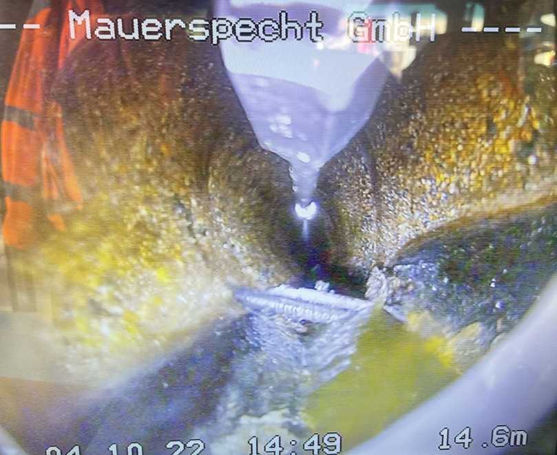 HDI-Material und Durchbohrung mit Eisenstreben werden mit Drain-Jet Robotics-Wasserstrahlroboter entfernt | Foto: Mauerspecht GmbH HDI-Material und Durchbohrung mit Eisenstreben werden mit Drain-Jet Robotics-Wasserstrahlroboter entfernt | Foto: Mauerspecht GmbH