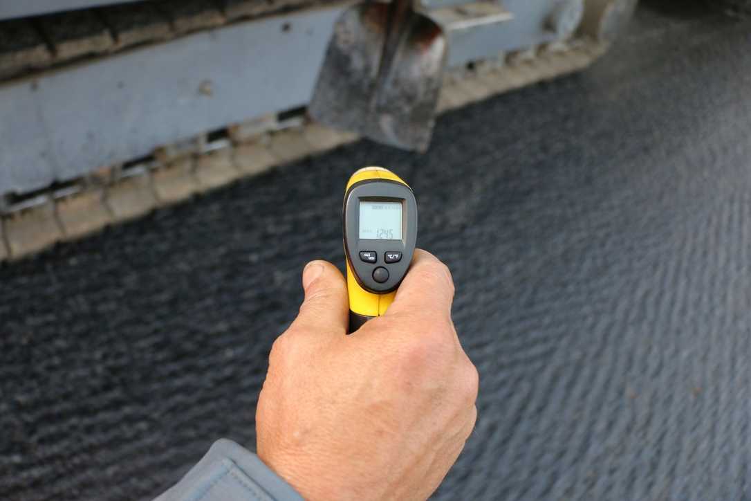 Temperaturabgesenkten Asphalt (TA) mit Pflanzenkohle als Zuschlagstoff hergestellt Temperaturabgesenkten Asphalt (TA) mit Pflanzenkohle als Zuschlagstoff hergestellt