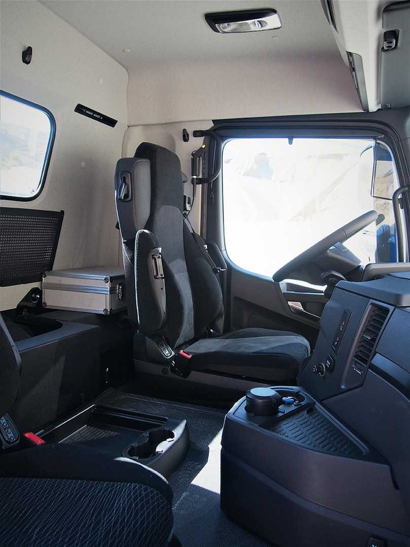 Großzügiges Raumangebot: Der Motortunnel ragt nur 170 mm nach oben, die Ausstattung ist kompetent und stabil. | Foto: Mercedes-Benz Trucks Großzügiges Raumangebot: Der Motortunnel ragt nur 170 mm nach oben, die Ausstattung ist kompetent und stabil. | Foto: Mercedes-Benz Trucks