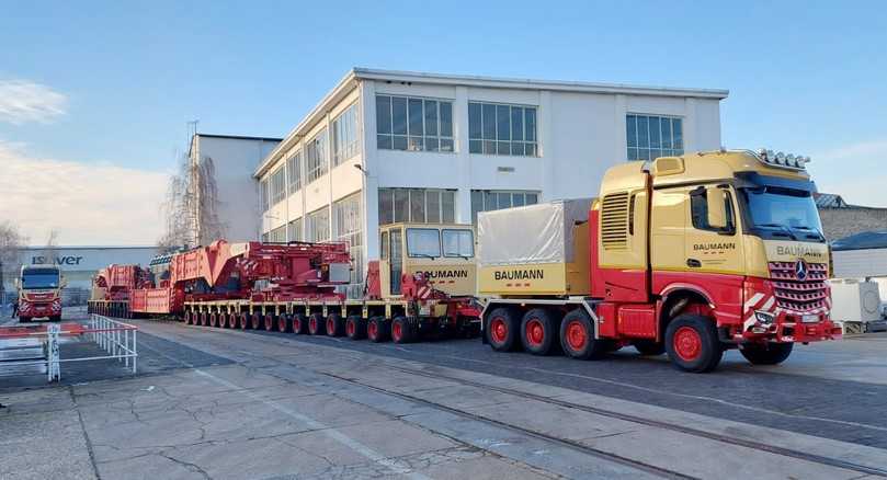 Der umgebaute Arocs SLT im Einsatz: Für ihn ist kaum noch etwas zu groß oder zu schwer. | Foto: Viktor Baumann Schwerlastspedition Der umgebaute Arocs SLT im Einsatz: Für ihn ist kaum noch etwas zu groß oder zu schwer. | Foto: Viktor Baumann Schwerlastspedition