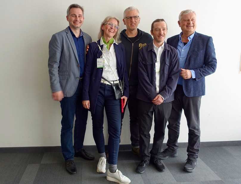 Freude beim Organisationsteam über die erfolgreichen Deutschen Baumpflegetage 2024: (v.l.n.r.) Thomas Amtage, Irina Kaths-Knigge, Mark Bridge, Björn Wedel und Dirk Dujesiefken. | Foto: bs Freude beim Organisationsteam über die erfolgreichen Deutschen Baumpflegetage 2024: (v.l.n.r.) Thomas Amtage, Irina Kaths-Knigge, Mark Bridge, Björn Wedel und Dirk Dujesiefken. | Foto: bs