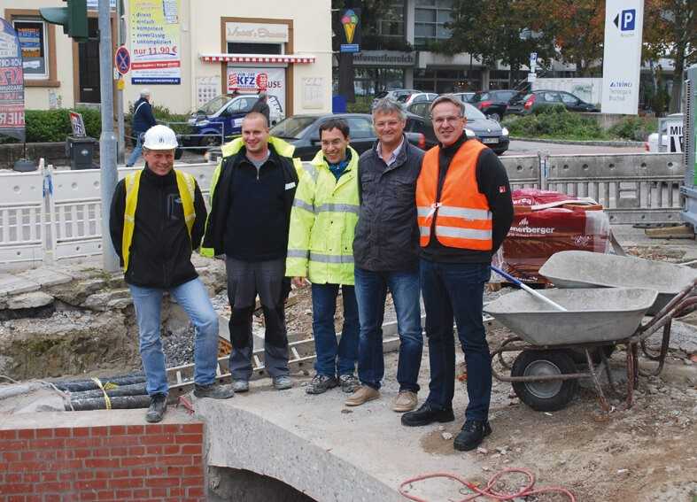 Gemeinsam im Team erfolgreich (v.l.): Stephan Remer und Peter Reinecke von Michel Bau, Michael Wechner und Christoph Krämer vom TeamBau und Falk Berger vom Abwasserbetrieb der Stadt Bruchsal. | Foto: bi/Eulenburg Gemeinsam im Team erfolgreich (v.l.): Stephan Remer und Peter Reinecke von Michel Bau, Michael Wechner und Christoph Krämer vom TeamBau und Falk Berger vom Abwasserbetrieb der Stadt Bruchsal. | Foto: bi/Eulenburg