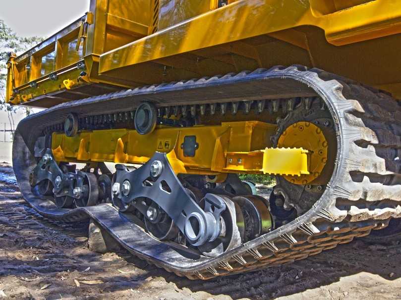 Das Fahrwerk mit sechs Laufrädern an zwei Tragschwingen garantiert optimalen Bodendruck und hohen Fahrerkomfort. | Foto: Bell Equipment Das Fahrwerk mit sechs Laufrädern an zwei Tragschwingen garantiert optimalen Bodendruck und hohen Fahrerkomfort. | Foto: Bell Equipment