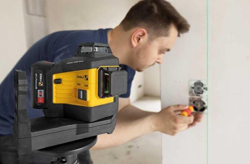 Auf den scharfen grünen Linien des Multilinien-Lasers LAX 600 G von Stabila kann in bis zu 40 m Entfernung direkt gearbeitet werden. | Foto: Stabila Auf den scharfen grünen Linien des Multilinien-Lasers LAX 600 G von Stabila kann in bis zu 40 m Entfernung direkt gearbeitet werden. | Foto: Stabila