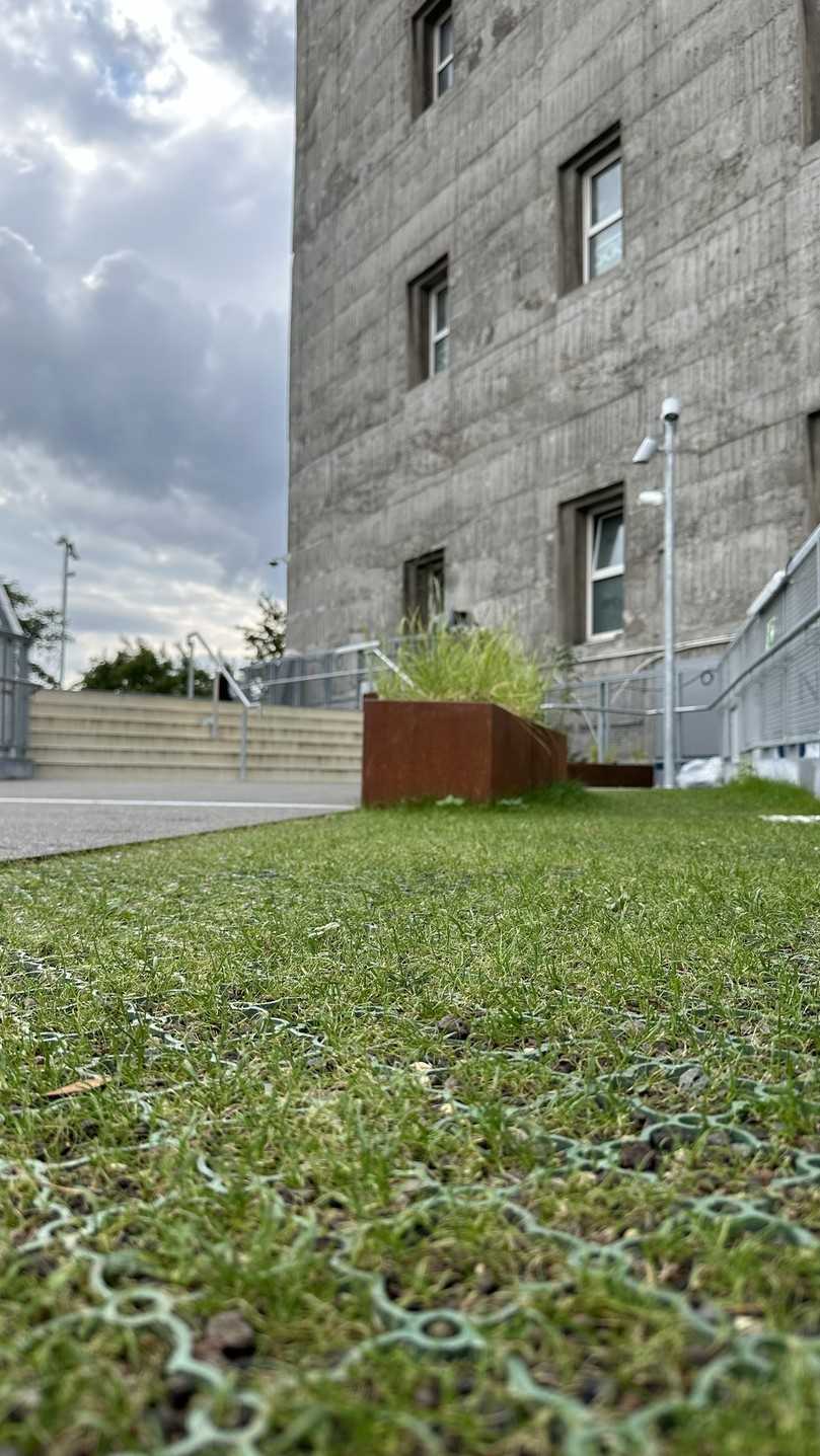 Self Rasenwaben ermöglichen die Einsaat von Grünflächen auf dem „Bergpfad“, der beim Aufstieg spektakuläre Ausblicke über Hamburg verspricht. | Foto: Aco GmbH Self Rasenwaben ermöglichen die Einsaat von Grünflächen auf dem „Bergpfad“, der beim Aufstieg spektakuläre Ausblicke über Hamburg verspricht. | Foto: Aco GmbH