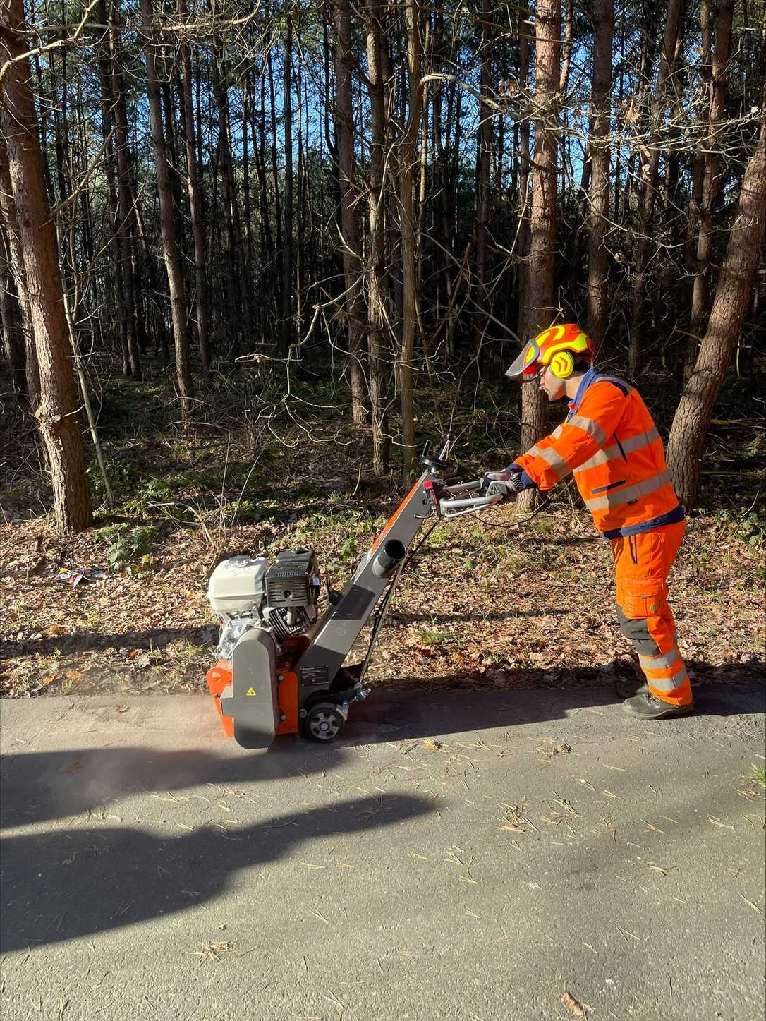 Husqvarna: Bodenfräse gegen Buckelpisten auf Radwegen Husqvarna: Bodenfräse gegen Buckelpisten auf Radwegen