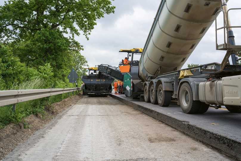 Übergabe des BSM-Kaltmischguts vom Vögele-Beschicker MT 3000-3i an den Straßenfertiger Super 1900-3i. | Foto: Wirtgen Übergabe des BSM-Kaltmischguts vom Vögele-Beschicker MT 3000-3i an den Straßenfertiger Super 1900-3i. | Foto: Wirtgen