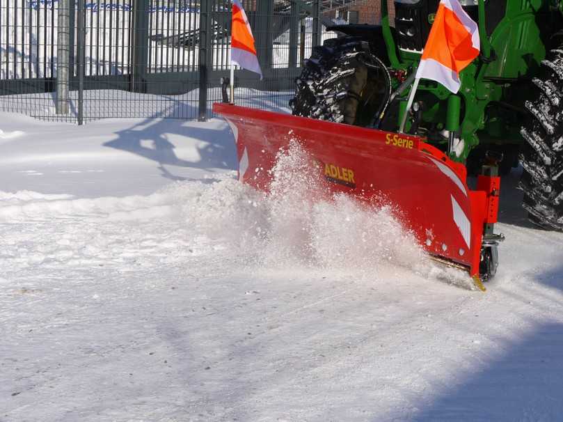 Das Schneeschild der S-Serie mit einer Arbeitsbreite von drei Meter ist eher für den großen Schlepper gedacht. | Foto: ADLER Arbeitsmaschinen Das Schneeschild der S-Serie mit einer Arbeitsbreite von drei Meter ist eher für den großen Schlepper gedacht. | Foto: ADLER Arbeitsmaschinen