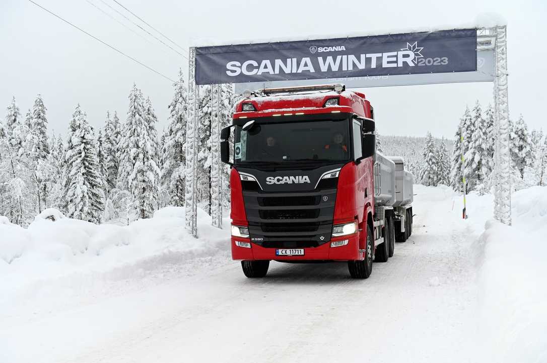 Scania Winter Drive: Schwere Lkw im Test auf Eis und Schnee Scania Winter Drive: Schwere Lkw im Test auf Eis und Schnee