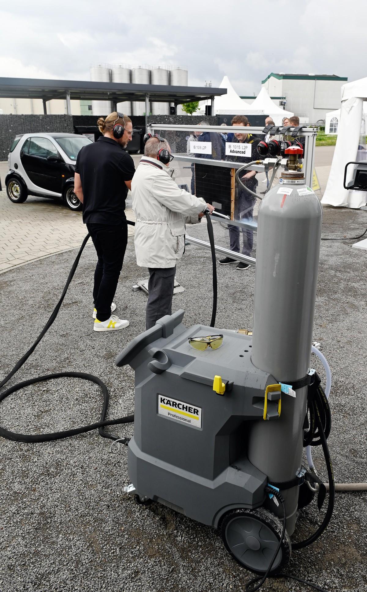 Das leistungsstärkere Trockeneis-Strahlger�äte Kärcher IB 10/15 L2P Advanced soll 2024 für 15.000 bis 17.000 Euro zu haben sein. | Foto: QUATEX