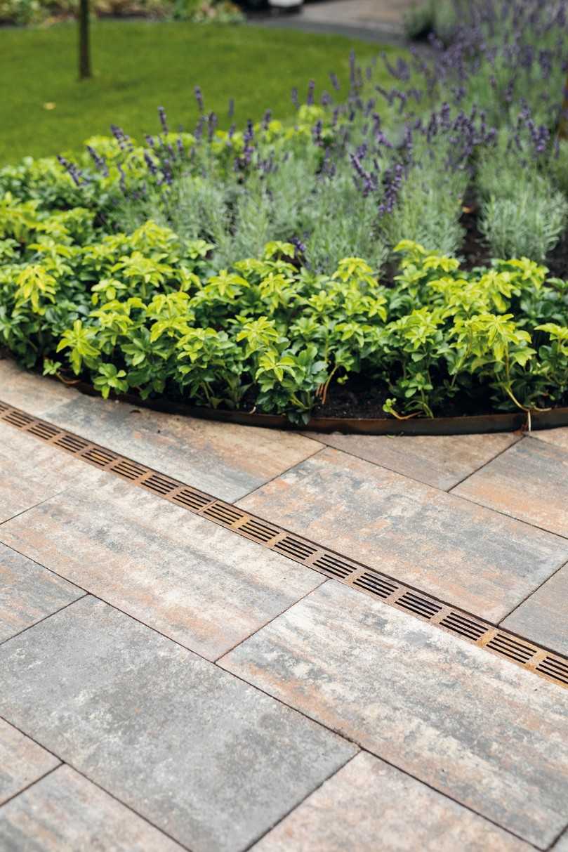 Ein ästhetisches Zusammenspiel von Terrassenbelag und Aco Slimline bietet der Gitterrost aus Cortenstahl. | Foto: ACO GmbH Ein ästhetisches Zusammenspiel von Terrassenbelag und Aco Slimline bietet der Gitterrost aus Cortenstahl. | Foto: ACO GmbH