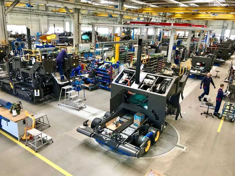 Die Straßenfertiger-Produktionslinie von Volvo CE ist in den vergangenen Jahren in einen neuen Hallenbereich des Hamelner Werks umgezogen und dabei grundlegend modernisiert worden. | Foto: Volvo CE Die Straßenfertiger-Produktionslinie von Volvo CE ist in den vergangenen Jahren in einen neuen Hallenbereich des Hamelner Werks umgezogen und dabei grundlegend modernisiert worden. | Foto: Volvo CE