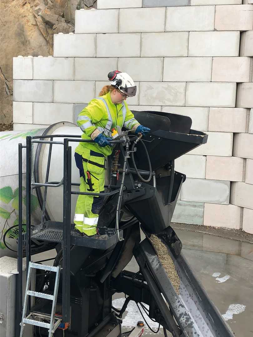 Evelina Gustafsson bedient die Leichtbautrommel ihres E-Fahrmischers genauso wie beim Dieseltruck. | Foto: Volvo Trucks Evelina Gustafsson bedient die Leichtbautrommel ihres E-Fahrmischers genauso wie beim Dieseltruck. | Foto: Volvo Trucks
