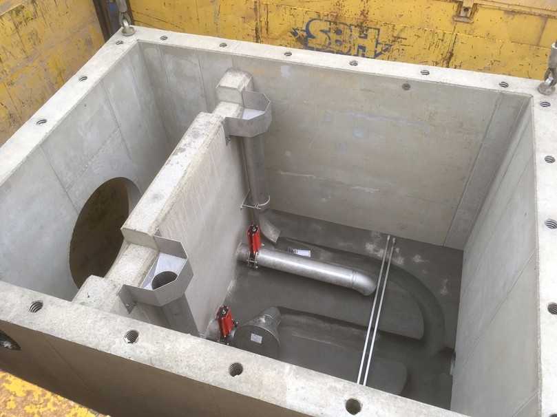 Ein Drosselbauwerk sorgt dafür, dass das im Rückhaltekanal angestaute Wasser nur verzögert in den Ablauf mit kleinerem Querschnitt abgegeben wird. | Foto: Max Bögl Ein Drosselbauwerk sorgt dafür, dass das im Rückhaltekanal angestaute Wasser nur verzögert in den Ablauf mit kleinerem Querschnitt abgegeben wird. | Foto: Max Bögl