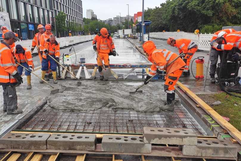 Der Ultra-Hochleistungs-Faser-Beton wird in einem mehrschichtigen Verfahren auf die Fahrbahn aufgetragen. Dem UHFB sind 16 mm lange Stahlfasern beigemischt. | Foto: Jungwirth, HM Der Ultra-Hochleistungs-Faser-Beton wird in einem mehrschichtigen Verfahren auf die Fahrbahn aufgetragen. Dem UHFB sind 16 mm lange Stahlfasern beigemischt. | Foto: Jungwirth, HM