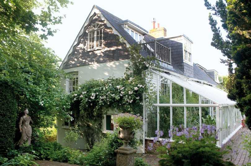 Leben und Werk, Haus und Garten, sind im Buch eng miteinander verwoben und man versteht durch die einfühlsamen Bilder, warum der Ort heute noch eine Pilgerstätte ist. | Foto: Caroline Arber Leben und Werk, Haus und Garten, sind im Buch eng miteinander verwoben und man versteht durch die einfühlsamen Bilder, warum der Ort heute noch eine Pilgerstätte ist. | Foto: Caroline Arber