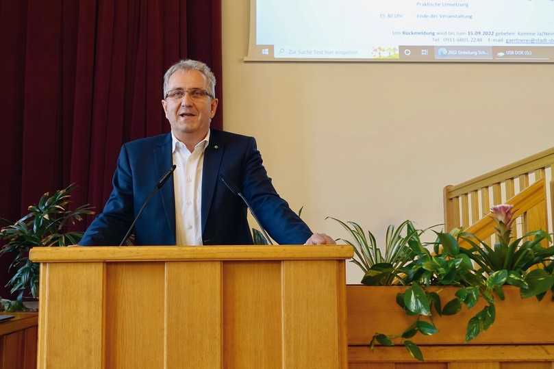 Kurt Krömer, 1. Bürgermeister der Stadt Stein, unterstützt das "Schwammstadt-Projekt" im Neubaugebiet 8 d. | Foto: B_I/Bauer Kurt Krömer, 1. Bürgermeister der Stadt Stein, unterstützt das "Schwammstadt-Projekt" im Neubaugebiet 8 d. | Foto: B_I/Bauer