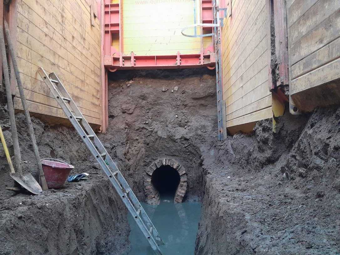 Straße in Rom bricht ein: Tiefe Baustelle am Abwasserkanal Straße in Rom bricht ein: Tiefe Baustelle am Abwasserkanal