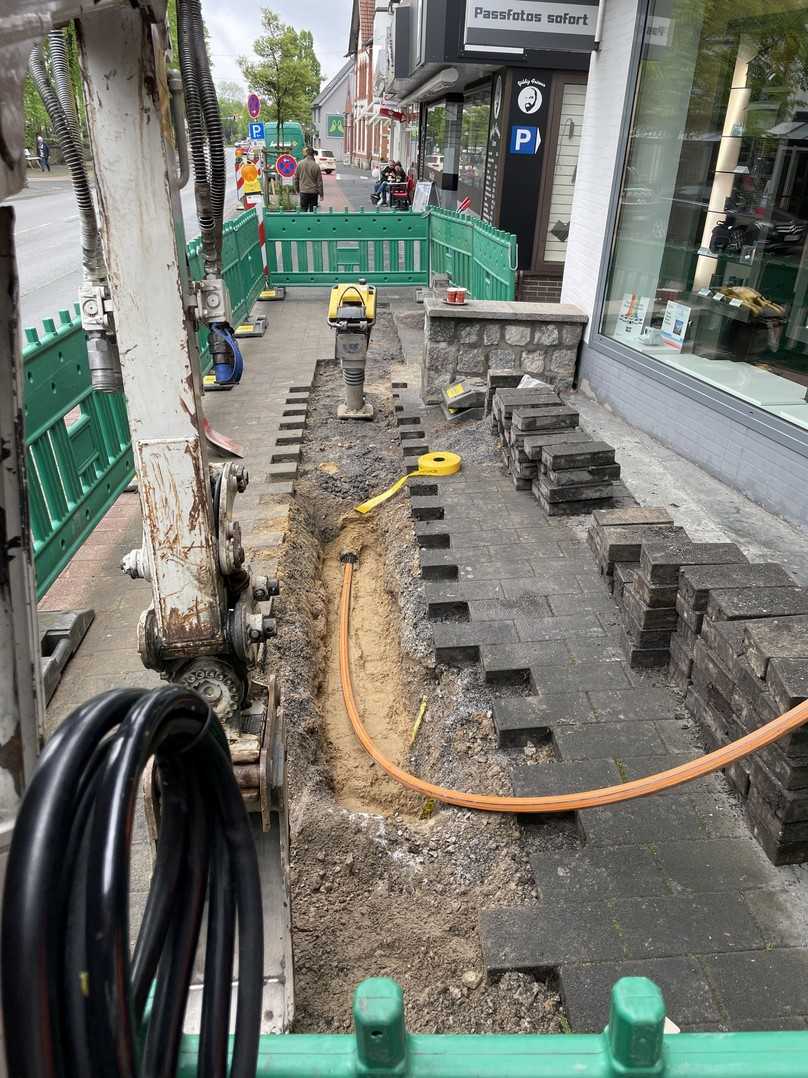 Verlegung eines Microrohrverbandes mit Sandeinbettung u. Trassenwarnband | Foto: Josef Beermann GmbH & Co. KG Verlegung eines Microrohrverbandes mit Sandeinbettung u. Trassenwarnband | Foto: Josef Beermann GmbH & Co. KG