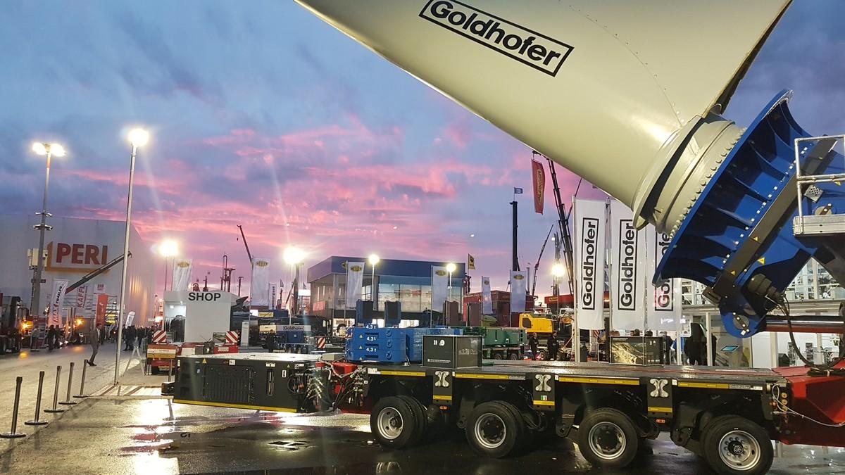 Bauma im Abendrot: Weil die Messe Ende Oktober stattfand, war die Messe bei Sonnenuntergang noch lang nicht zuende - hier der Goldhofer-Stand. | Foto: B_I/bb Bauma im Abendrot: Weil die Messe Ende Oktober stattfand, war die Messe bei Sonnenuntergang noch lang nicht zuende - hier der Goldhofer-Stand. | Foto: B_I/bb