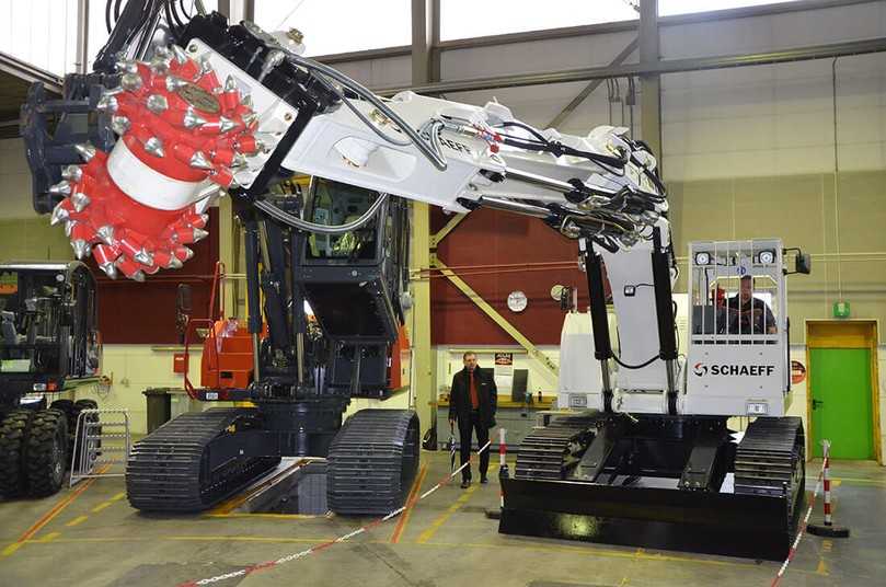 Die Tunnelbagger sind zu einem weiteren Standbein der Atlas Maschinen GmbH geworden. Mit dem Drehgelenk im Ausleger und der Schaeff-Anbaufräse arbeitet der Bagger wirtschaftlich und platzsparend im Tunnel. Die Tunnelbagger sind zu einem weiteren Standbein der Atlas Maschinen GmbH geworden. Mit dem Drehgelenk im Ausleger und der Schaeff-Anbaufräse arbeitet der Bagger wirtschaftlich und platzsparend im Tunnel.