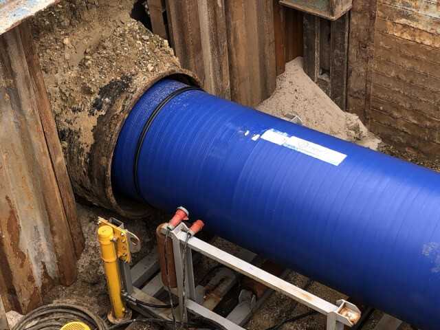 Das Relining mit dem SLM 3.0-Rohres wurde auf engstem Raum realisiert. | Fotos: egeplast Das Relining mit dem SLM 3.0-Rohres wurde auf engstem Raum realisiert. | Fotos: egeplast