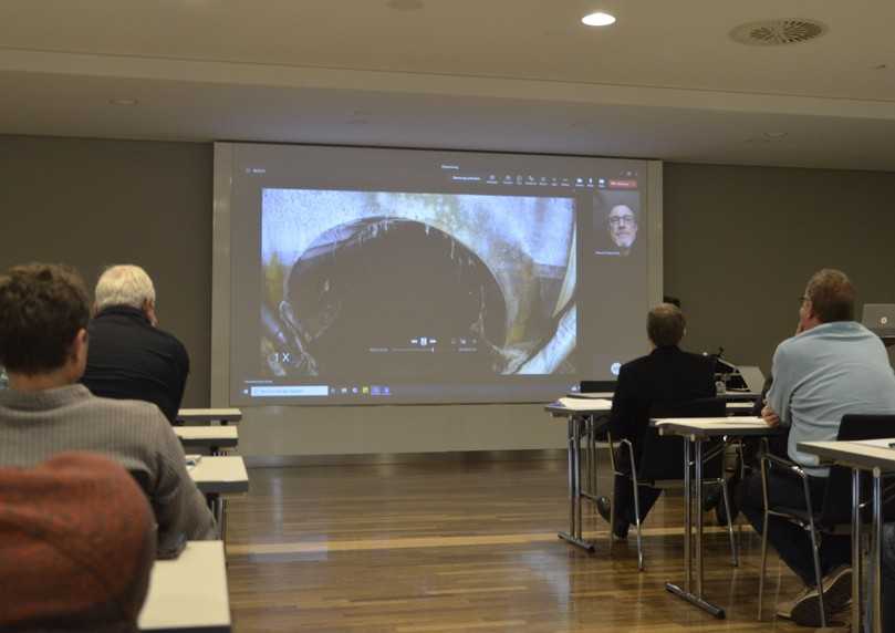 Heute keine Seltenheit mehr: ein digitaler Vortrag, hier von Alexander Ringe, Berliner Wasserbetriebe, zu deren Erfahrungen mit Inspektionsdrohnen über Videozuschaltung. | Foto: B_I/Stärck Heute keine Seltenheit mehr: ein digitaler Vortrag, hier von Alexander Ringe, Berliner Wasserbetriebe, zu deren Erfahrungen mit Inspektionsdrohnen über Videozuschaltung. | Foto: B_I/Stärck