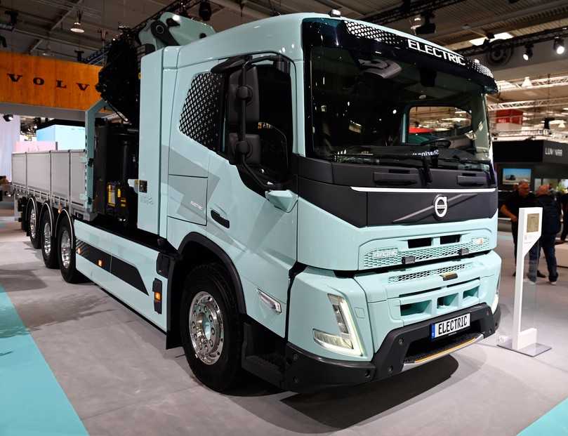 Für das Baugeschäft hat Volvo einen FMX Electric mit vier Achsen, Ladekran und Pritsche konzipiert. | Foto: Quatex Für das Baugeschäft hat Volvo einen FMX Electric mit vier Achsen, Ladekran und Pritsche konzipiert. | Foto: Quatex