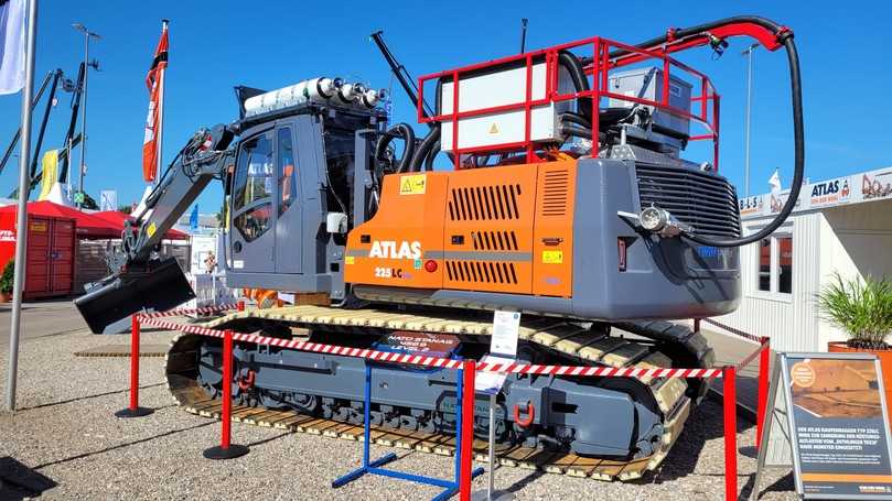 Zur Spezialausstattung des Baggers Atlas 225LC gehören eine Vollschutzkabine und eine Schutzbelüftungsanlage. | Foto: B_I/bb Zur Spezialausstattung des Baggers Atlas 225LC gehören eine Vollschutzkabine und eine Schutzbelüftungsanlage. | Foto: B_I/bb
