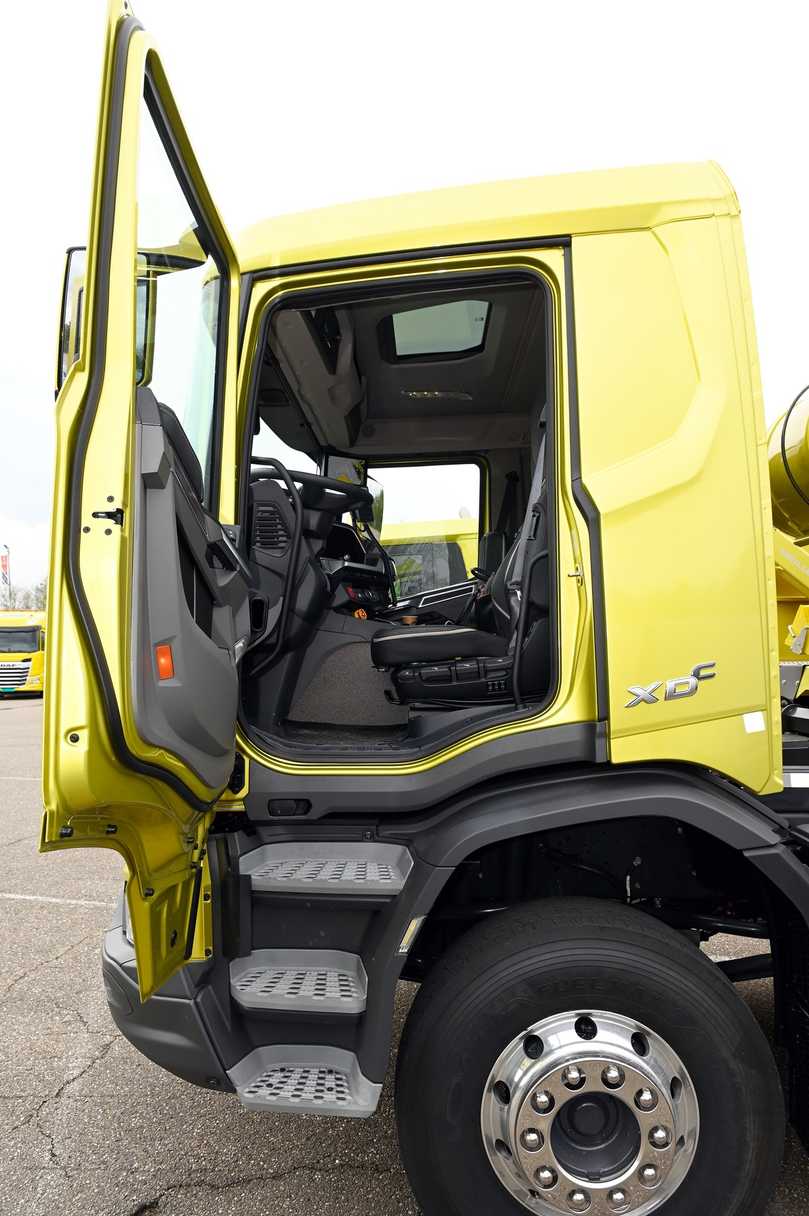 Die XDC-Kabine liegt tiefer auf dem Rahmen und braucht keine zusätzlichen Klapptritt. | Foto: QUATEX Die XDC-Kabine liegt tiefer auf dem Rahmen und braucht keine zusätzlichen Klapptritt. | Foto: QUATEX