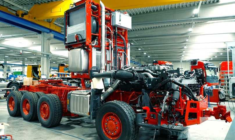 Mit eingebauter Vorlaufachse und typischem Schwerlastturm erreichte das Fahrzeug die Werkstatt von Paul Nutzfahrzeuge in Vilshofen. | Foto: Daimler Truck AG Mit eingebauter Vorlaufachse und typischem Schwerlastturm erreichte das Fahrzeug die Werkstatt von Paul Nutzfahrzeuge in Vilshofen. | Foto: Daimler Truck AG