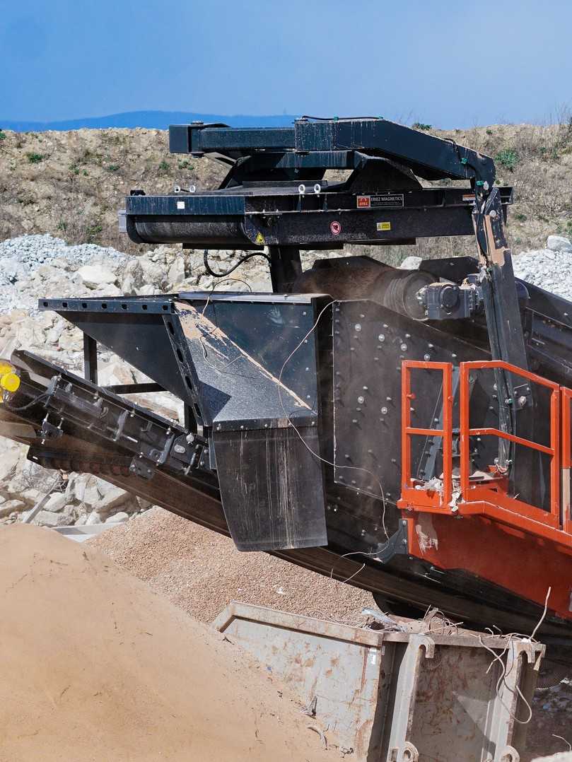 Der Überbandmagnet des Remax 600 Prallbrechers mit Längsaustrag über dem Hauptband reinigt besonders effizient und ist ein Alleinstellungsmerkmal in dieser Anlagenklasse. | Foto: SBM Mineral Processing Der Überbandmagnet des Remax 600 Prallbrechers mit Längsaustrag über dem Hauptband reinigt besonders effizient und ist ein Alleinstellungsmerkmal in dieser Anlagenklasse. | Foto: SBM Mineral Processing